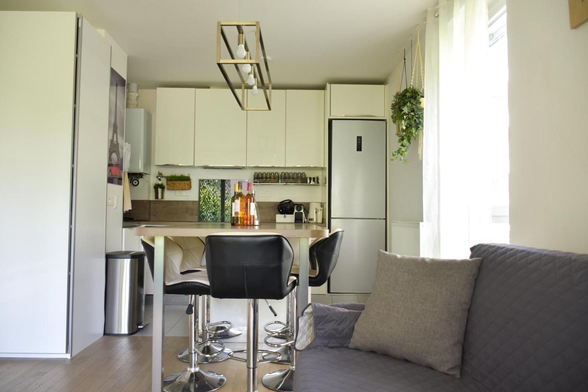 Comfortable In Near La Defense Arena And Paris With Very Good Wifi Séjour chez l'habitant Nanterre